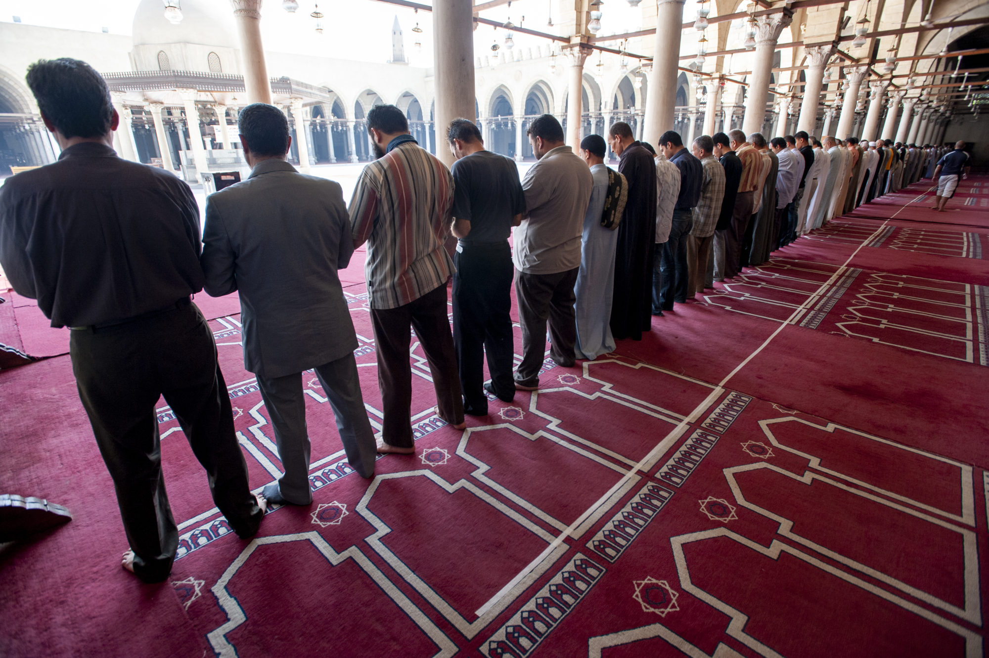 Таравиз намаз. Мужчина в мечети. Молитва в мечети. Что такое намаз у мусульман. Намаз в мечети.