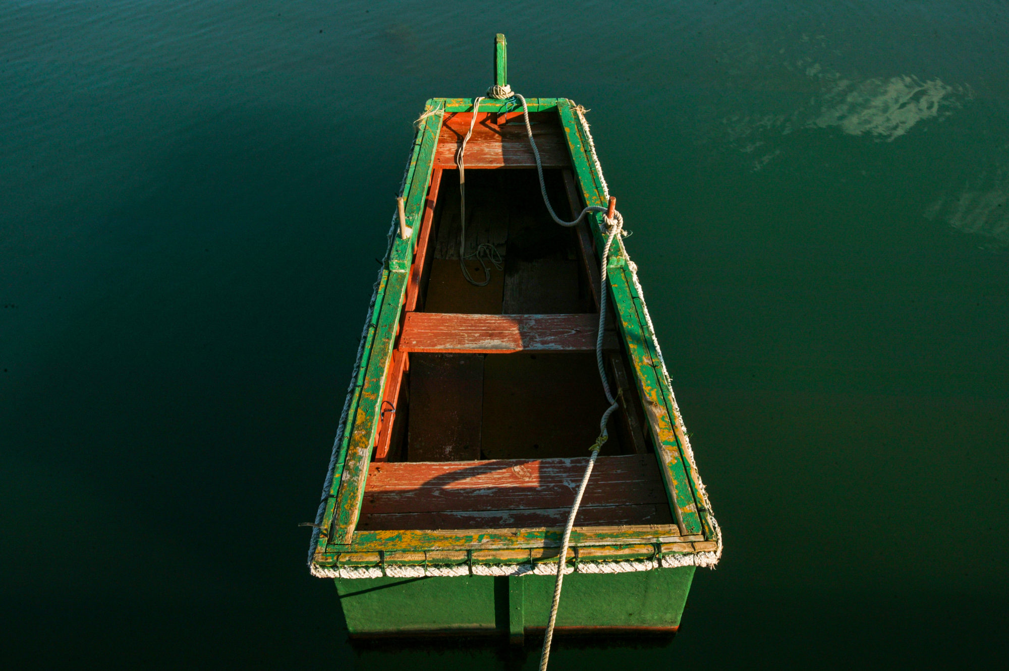 red green white light boat